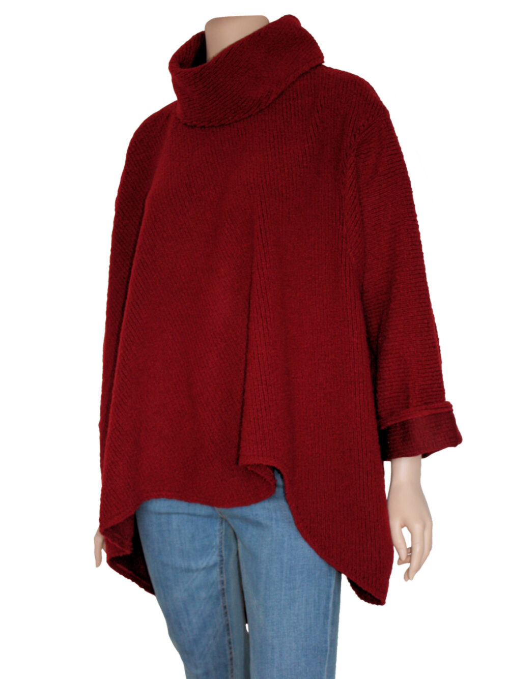 Warme trui voor grote maten dames, gemaakt van een bordeaux rood breisel.