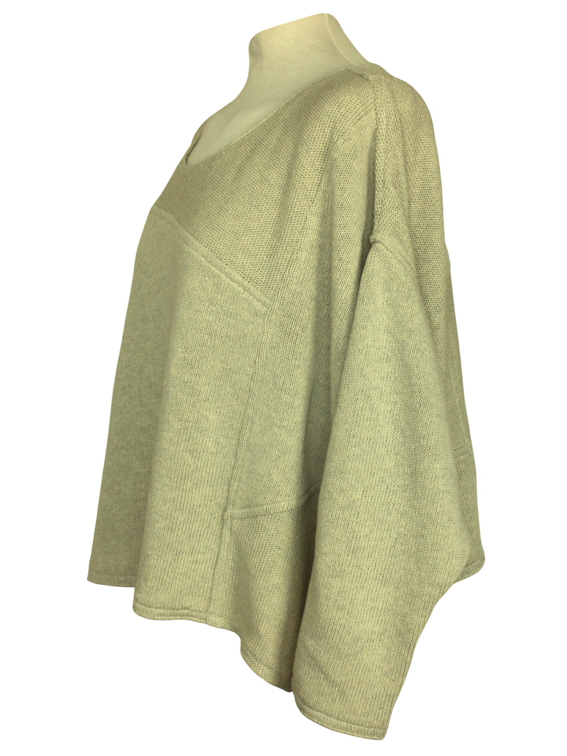Damestrui in de kleur beige-groen. De asymmetrische vlakken en katoenen breisel geven deze trui een tijdloze maar toch trendy look.
