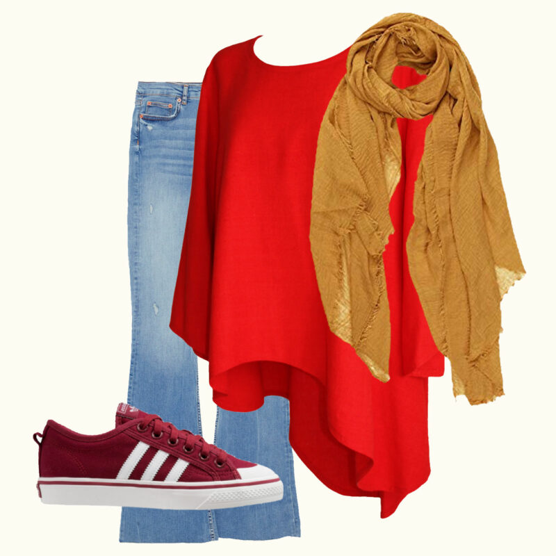 Rode zijde tuniek gecombineerd met bootcut jeans en hippe sneakers.