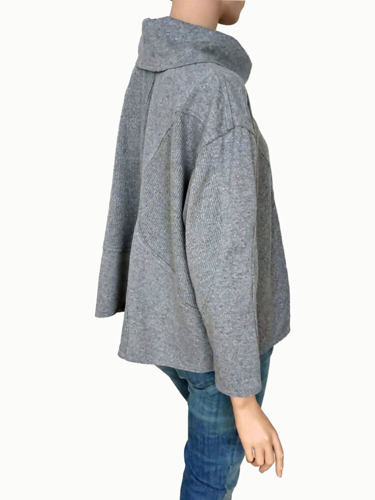 katoenen dames trui grijs met bijzondere vormgeving met wijde col